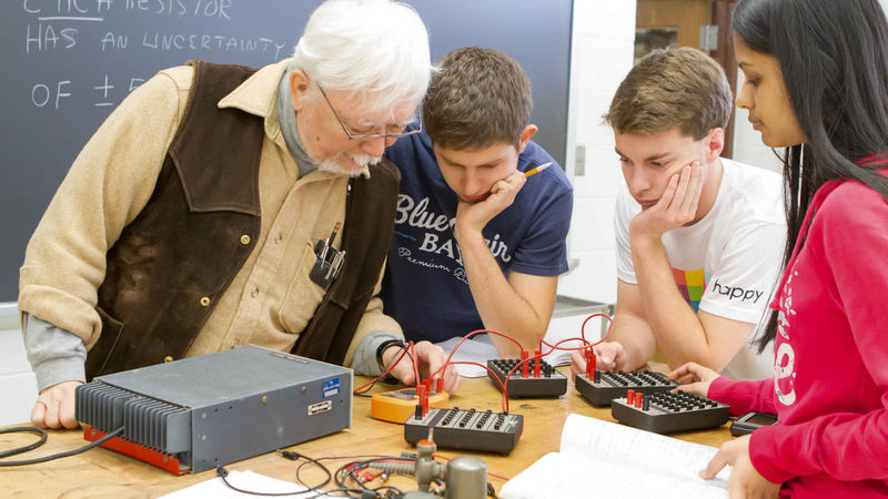 Leo Takahashi works with three students