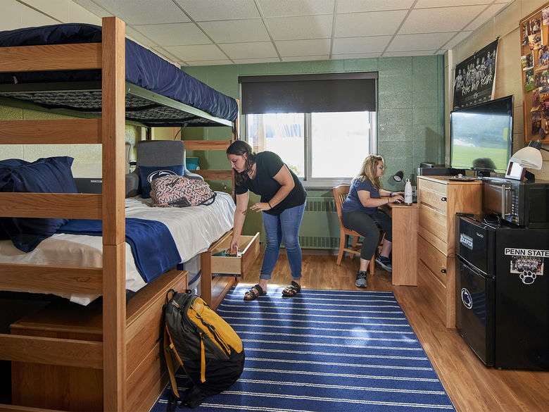 2 female students hang out in their dorm room